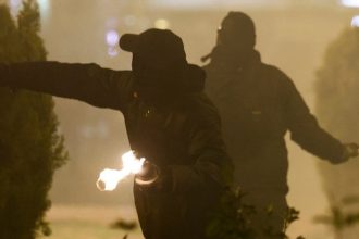 Ομάδα νεαρών έκαψε τρία αυτοκίνητα και ένα λεωφορείο