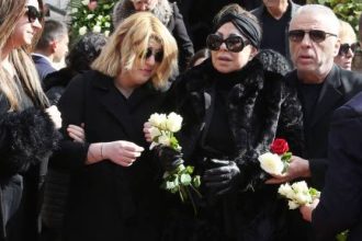 Άντζελα Δημητρίου και Όλγα Κιουρτσάκη μαζί στα 9μερα της μητέρας της τραγουδίστριας