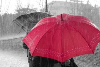 Καιρός – meteo: Βροχές και καταιγίδες «σφυροκοπούν» τα βορειοδυτικά – Πώς θα εξελιχθεί η κακοκαιρία τις επόμενες ώρες