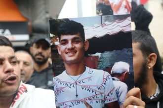 Παραπέμπεται σε δίκη ο αστυνομικός που πυροβόλησε και σκότωσε τον 16χρονο Ρομά