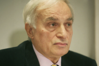 Σε κρίσιμη κατάσταση με εγκαύματα στο νοσοκομείο ο Μανώλης Μαυρομμάτης και η σύζυγός του