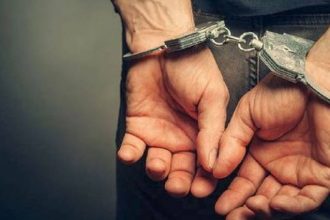 Φλόμωσε τους αστυνομικούς στα ψέματα και κατέληξε με χειροπέδες - Η κλοπή ήταν σικέ