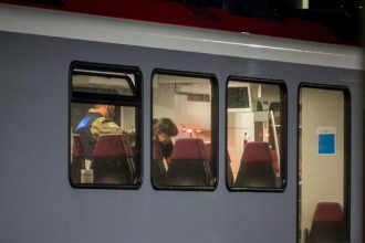 Ελβετία: Ιρανός οπλισμένος με τσεκούρι και μαχαίρι σκοτώθηκε από αστυνομικούς – Κρατούσε ομήρους στο τρένο