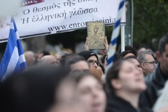 Συλλαλητήριο στο Σύνταγμα με εικόνες Αγίων και Σταυρούς κατά της τεκνοθεσίας από ομόφυλα ζευγάρια - ΦΩΤΟ