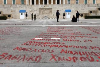Τέμπη: Ξαναγράφουν τα ονόματα των 57 νεκρών στο Σύνταγμα - Μπαλάκι ευθυνών για το ποιος τα έσβησε