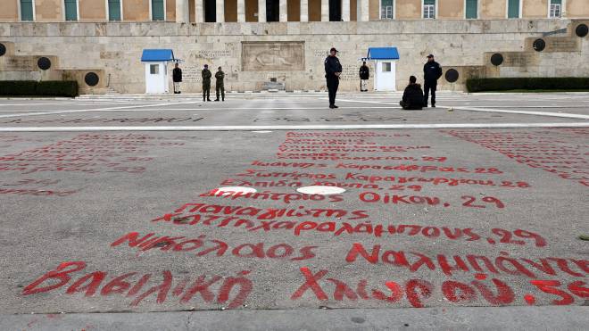 Τέμπη: Ξαναγράφουν τα ονόματα των 57 νεκρών στο Σύνταγμα - Μπαλάκι ευθυνών για το ποιος τα έσβησε