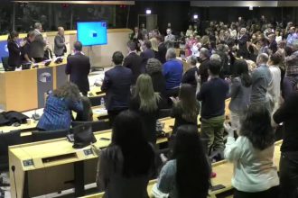 Τέμπη: Χειροκρότησαν όρθιοι τη Μαρία Καρυστιάνου στο Ευρωκοινοβούλιο - «Είμαστε η φωνή των παιδιών μας»