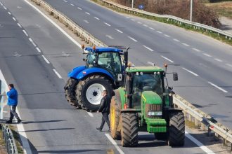 Αγροτικές κινητοποιήσεις: Οι αγρότες έκλεισαν για 8 ώρες την εθνική οδό Θεσσαλονίκης – Νέων Μουδανιών