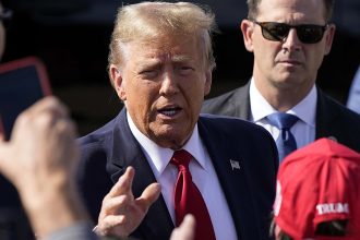 Ο Τραμπ παρομοιάζει τον εαυτό του με τον Ναβάλνι