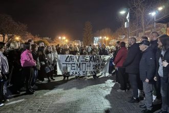 Τρίκαλα: Πλήθος κόσμου τίμησε τη μνήμη των τριών κοριτσιών που σκοτώθηκαν στα Τέμπη