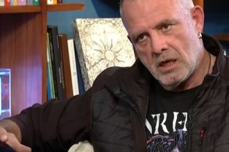 Παπαθωμά για ισχυρισμούς Καρκά πως ο Τσαρούχας ξυλοκοπούσε πρώην συντρόφους του: Δεν είναι καθόλου νευρικός, ούτε βίαιος