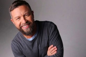 Γιάννης Βαρδής: Αποκαλύπτει την ιστορία πίσω από το τραγούδι «Τηλεκάρτα»