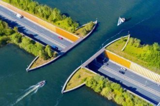 Η υδάτινη γέφυρα στην Ολλανδία που τα αυτοκίνητα «βυθίζονται» μέσα στο νερό