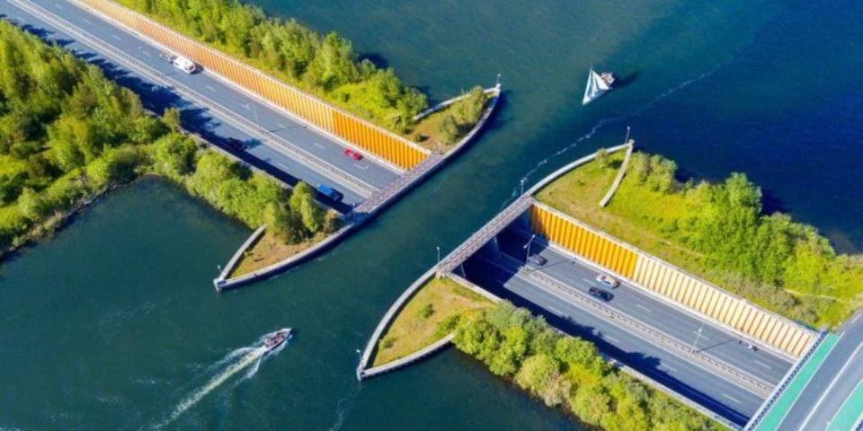 Η υδάτινη γέφυρα στην Ολλανδία που τα αυτοκίνητα «βυθίζονται» μέσα στο νερό