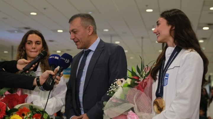 Αποθεωτική υποδοχή στα κορίτσια της καλλιτεχνικής κολύμβησης