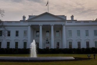 Λευκός Οίκος: «Φρικτά και ανισόρροπα» τα σχόλια του Τραμπ για Ρωσία και ΝΑΤΟ