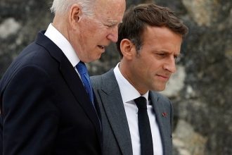 Την ανάγκη να συνεχιστεί η υποστήριξη της Ουκρανίας υπογράμμισαν Μπάιντεν και Μακρόν