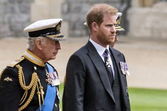 Στο πλευρό του Βασιλιά Καρόλου ο πρίγκιπας Χάρι – Πετάει από Λος Άντζελες για Λονδίνο