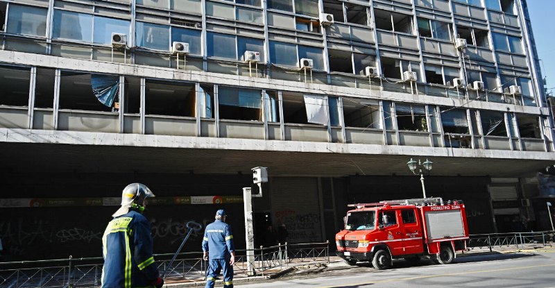 Βρέθηκε η μηχανή των βομβιστών στο υπουργείο Εργασίας - Ψάχνουν αποτυπώματα και DNA