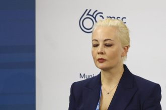 Η χήρα του Α. Ναβάλνι υψώνει την σημαία της αντίστασης στο καθεστώς που υποστηρίζει ότι τον δολοφόνησε