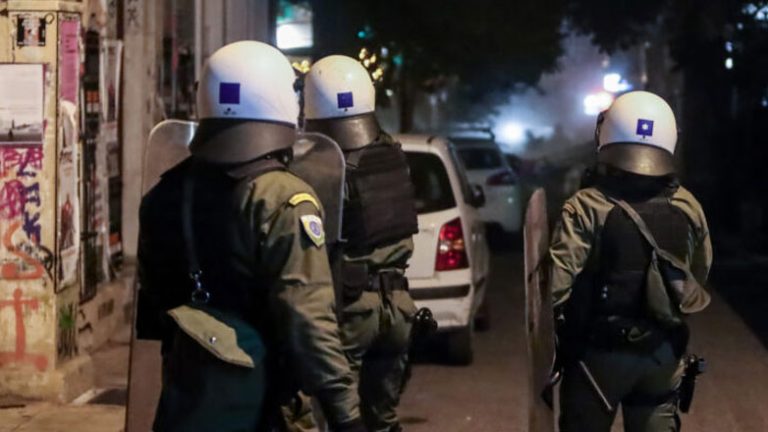 Σοβαρά επεισόδια τα ξημερώματα στα Εξάρχεια