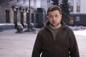 Ζελένσκι: Επισκέφτηκε ουκρανικά στρατεύματα στο νοτιοανατολικό μέτωπο και απένειμε μετάλλια