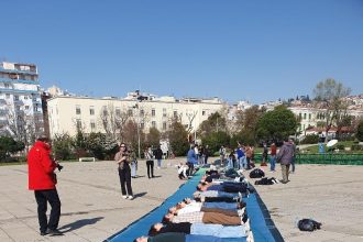 Θεσσαλονίκη: Πανό 102 μέτρων για τα 57 θύματα των Τεμπών