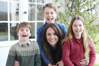 «Άνθρακας» η οικογενειακή φωτογραφία της Κέιτ Μίντλετον; Για κακό photoshop κατηγορούν το Παλάτι τα μεγαλύτερα φωτογραφικά πρακτορεία