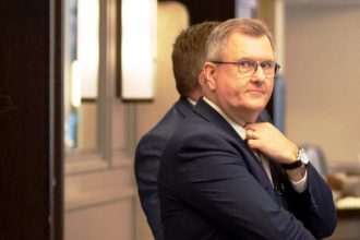 Παραιτήθηκε ο Τζέφρι Ντόναλντσον επικεφαλής των Ενωτικών στη Βόρεια Ιρλανδία λόγω δίωξης για σεξουαλικό αδίκημα