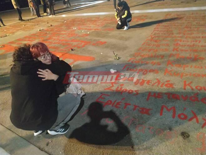 Ανείπωτος πόνος, δάκρυα και αγκαλιές στον Άγνωστο Στρατιώτη από συγγενείς των νεκρών των Τεμπών - Το tempo24 κατέγραψε στιγμές απέραντης θλίψης - Ο σεβασμός των ευζώνων ΦΩΤΟ