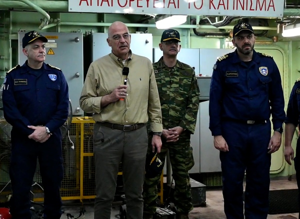 Η επίσκεψη Δένδια στη φρεγάτα «Ύδρα» στην Ερυθρά Θάλασα