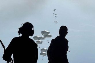 Αεροπορική ρίψη τροφίμων στη Γάζα από τη Βρετανία