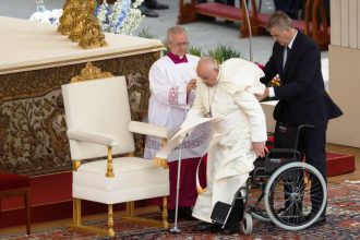 Σε αναπηρικό αμαξίδιο ο Πάπας Φραγκίσκος για την Θεία Λειτουργία - Το μήνυμά του