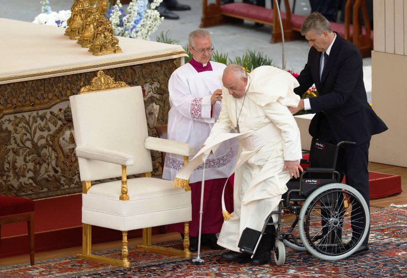 Σε αναπηρικό αμαξίδιο ο Πάπας Φραγκίσκος για την Θεία Λειτουργία - Το μήνυμά του