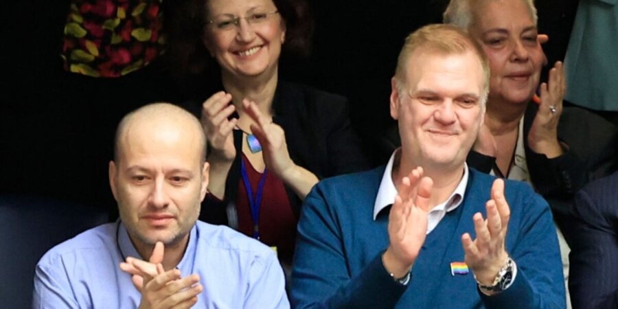 Τελέστηκε στη Νέα Σμύρνη ο πρώτος γάμος ομόφυλου ζευγαριού