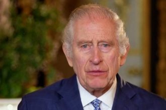 Φανερά καταβεβλημένος ο βασιλιάς Κάρολος στο πρώτο του διάγγελμα μετά την ανακοίνωση ότι έχει καρκίνο