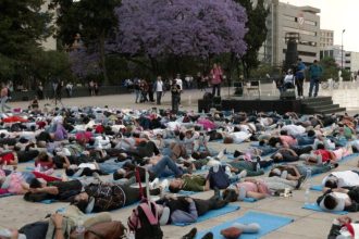 Εκατοντάδες Μεξικανοί σε μαζική σιέστα για την παγκόσμια ημέρα ύπνου