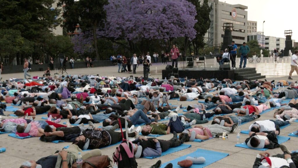 Εκατοντάδες Μεξικανοί σε μαζική σιέστα για την παγκόσμια ημέρα ύπνου