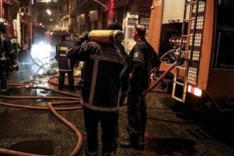 Ένας νεκρός και μια γυναίκα στο νοσοκομείο από πυρκαγιά σε διαμέρισμα - Έδωσαν μάχη οι πυροσβέστες για τον απεγκλωβισμό τους