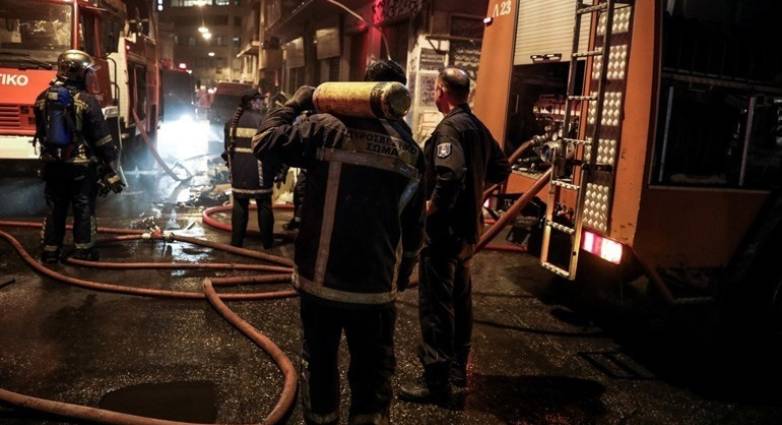 Ένας νεκρός και μια γυναίκα στο νοσοκομείο από πυρκαγιά σε διαμέρισμα - Έδωσαν μάχη οι πυροσβέστες για τον απεγκλωβισμό τους