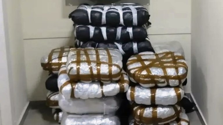 Στη φυλακή ο αστυνομικός και ο αλλοδαπός που συνελήφθησαν να μεταφέρουν 100 κιλά κάνναβη