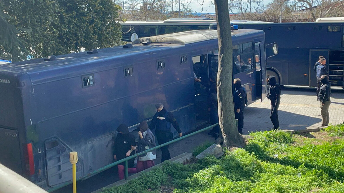 Θεσσαλονίκη: Ελεύθεροι οι 49 συλληφθέντες του ΑΠΘ – Αναβλήθηκε η δίκη τους