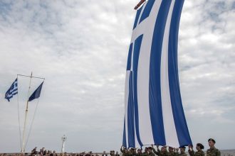 Επέτειος 25ης Μαρτίου: Υψώθηκε στη Χίο η μεγαλύτερη Εληνική σημαία