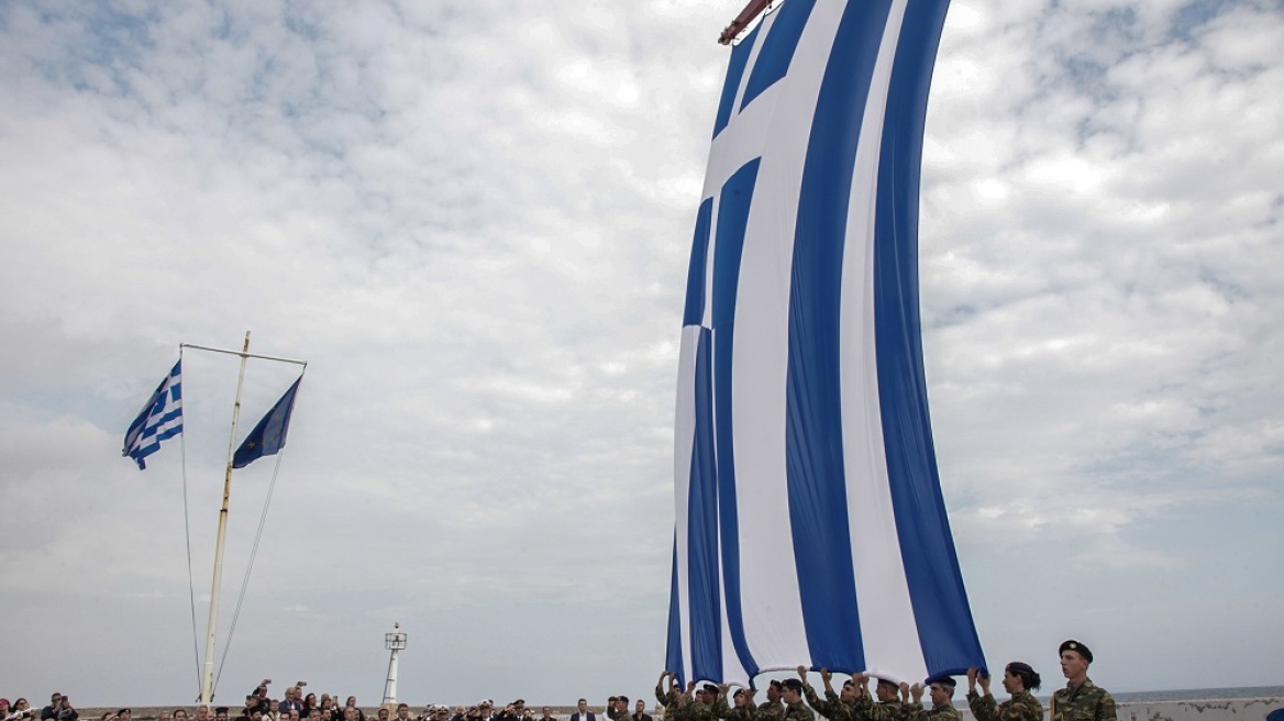 Επέτειος 25ης Μαρτίου: Υψώθηκε στη Χίο η μεγαλύτερη Εληνική σημαία