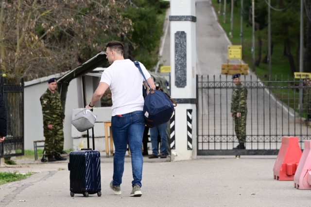Ο Στέφανος Κασσελάκης παρουσιάστηκε στο στρατόπεδο στη Θήβα