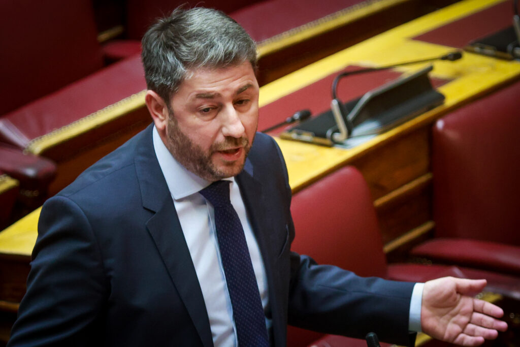 Ανδρουλάκης: «Χειροκροτώντας τη βαθιά προκλητική τοποθέτηση Καραμανλή, είστε όλοι μαζί υπεύθυνοι για τις πράξεις του υπουργού σας»