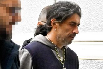 Σπίτι στον Πειραιά βρήκε ο 45χρονος παλαιοχριστιανός – Ζητά να πάρει τον γιο του από τον Παίδων για να πάει σχολείο