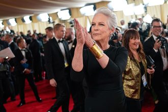 Η Τζέιμι Λι Κέρτις στα Όσκαρ επέλεξε κόσμημα με τη Νίκη της Σαμοθράκης