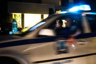 Συμπλοκή έξω από μπαρ στο Μουζάκι - Τραυματίστηκε ένας αστυνομικός