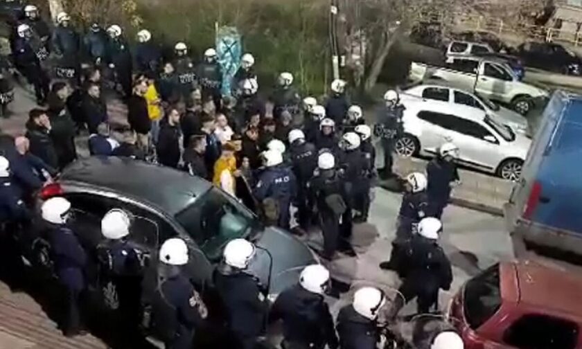 Λαμία – ΑΕΚ: Προσαγωγές οπαδών από την αστυνομία για καπνογόνα στα μπαλκόνια δίπλα στο γήπεδο